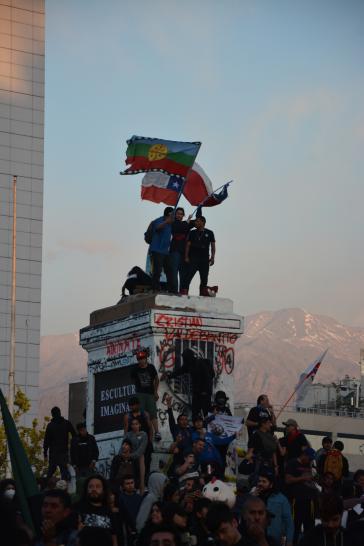Auch diesen 18. Oktober erklommen Demonstrant:innen den Sockel vom General Baquedano auf der Plaza Dignidad in Santiago