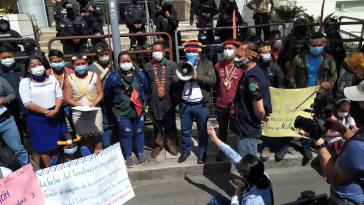 Indigene Vertreter:innen protestieren vor dem Verfassungsgericht von Ecuador Indigene Vertreter:innen protestieren vor dem Verfassungsgericht von Ecuador