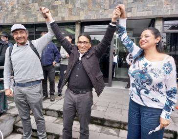 Die drei Politiker:innen Paola Pabón, Virgilio Hernández und Christian Gonzalez vor dem Strafgerichtshof von Pichincha