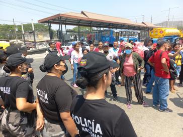 Angehörige von Insassen in der Nähe des Gefängnisses Litoral von Guayaquil