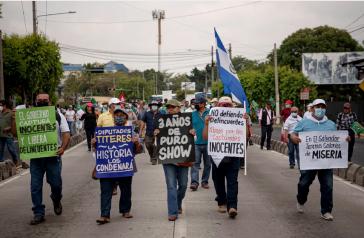 Mit verschiedenen Slogans gegen die Regierung marschierten die Gewerkschaftsgruppen auf der Avenida Juan Pablo Segundo