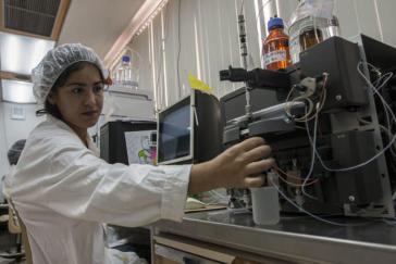 Der Frauenanteil in der kubanischen Wissenschaft beträgt 53 Prozent – in Deutschland sind es 28 Prozent Der Frauenanteil in der kubanischen Wissenschaft beträgt 53 Prozent – in Deutschland sind es 28 Prozent