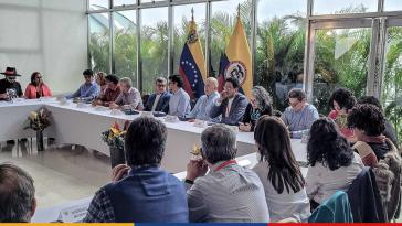 Friedensdelegationenen der Regierung und der ELN bei der Pressekonferenz am Schluss der ersten Dialogrunde in Venezuela