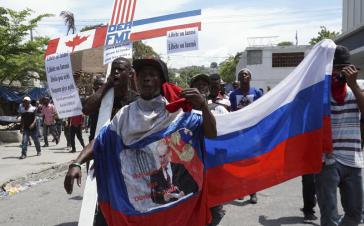 Bei den landesweiten Protesten waren auch russische und chinesische Flaggen zu sehen