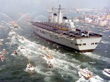 Die HMS Invincible der britischen Marine auf dem Rückweg nach dem Malwinen-Krieg