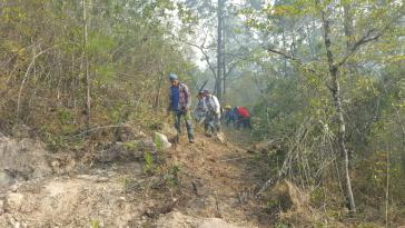 Mitarbeiter des ICF und der Feuerwehr arbeiten in San José, Intibucá, mit Gemeindemitgliedern zusammen, um den Brand unter Kontrolle zu bringen Mitarbeiter des ICF und der Feuerwehr arbeiten in San José, Intibucá, mit Gemeindemitgliedern zusammen, um den Brand unter Kontrolle zu bringen