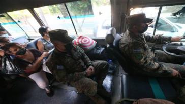 Bis zur Neuanstellung ziviler Fahrer werden die beschlagnahmten Busse von Soldaten chauffiert