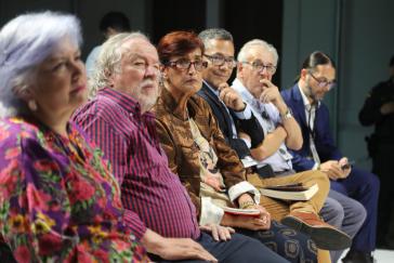 Kolumbianische Kuklturministerin, Patricia Ariza, mitte links. Venezolanischer Kulturminister, Ernesto Villegas, mitte rechts