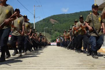Die Gemeindepolizei CRAC-PC bei ihrem Protest für mehr Sicherheit in den Dörfern von Guerrero