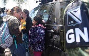 Von der mexikanischen Nationalgarde in der Grenzstadt Ciudad Juárez festgenommene Migrantin mit ihrer Tochter