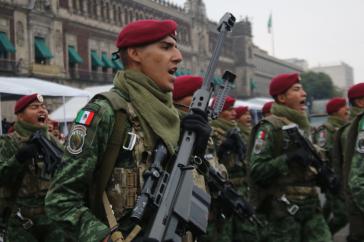 Soldaten bei der zvili-militärischen Parade zum Jahrestag der Revolution. Ihr Einsatz zur Bekämpfung der Kriminalität stößt auf massive Kritik, aber auch auf Zustimmung in der Bevölkerung Soldaten bei der zvili-militärischen Parade zum Jahrestag der Revolution. Ihr Einsatz zur Bekämpfung der Kriminalität stößt auf massive Kritik, aber auch auf Zustimmung in der Bevölkerung