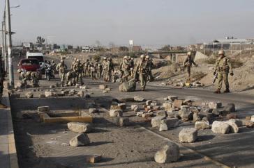 Armeeangehörige räumen eine von Protestierenden errichtete Straßensperre
