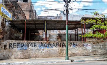 Graffiti in Asunción, der Hauptstadt von Paraguay: "Agrarreform Jetzt". Seit Jahrzehnten kämpfen bäuerliche und indigene Gemeinschaften für gerechte Landverteilung
