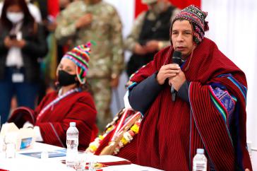 Präsident Pedro Castillo im traditionellen hochandinen Gewand bei einer Veranstaltung in Puno