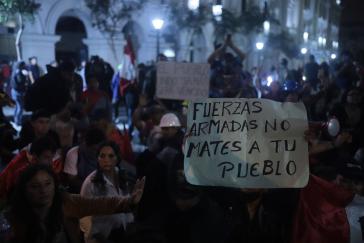 Appell an die Streitkräfte: "Tötet nicht euer Volk". Am Abend des 15. Dezember wurde in Lima ein Demonstrationszug zum Plaza San Martín von Soldaten blockiert. Die Menschen setzten sich daraufhin auf die Straße
