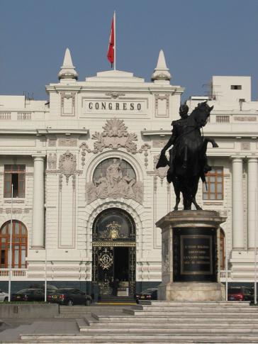 Der Kongress in Perus Hauptstadt Lima, davor eine Statue von Simón Bolívar Der Kongress in Perus Hauptstadt Lima, davor eine Statue von Simón Bolívar