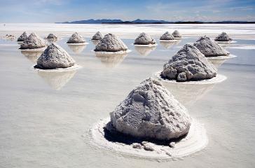 Salzhügel im Salar de Uyuni in Bolivien, dem größten (12.000 Quadratkilometer) und höchsten (3700 Meter) Salzsee der Welt,