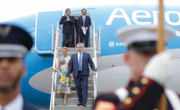 Argentiniens Präsident Fernández und seine Ehefrau Fabiola Yáñez  bei der Ankunft in Los Angeles. Fernández vertritt beim Amerikagipfel die Gemeinschaft der lateinamerikanischen und karibischen Staaten