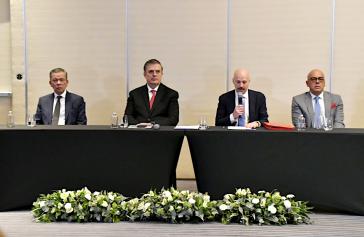 V.l.n.r.: Gerardo Blyde, Mexikos Außenminister Marcelo Ebrard, Norwegens Gesandter Dan Nylander, Jorge Rordríguez am 26. November 2022 in Mexiko-Stadt V.l.n.r.: Gerardo Blyde, Mexikos Außenminister Marcelo Ebrard, Norwegens Gesandter Dan Nylander, Jorge Rordríguez am 26. November 2022 in Mexiko-Stadt