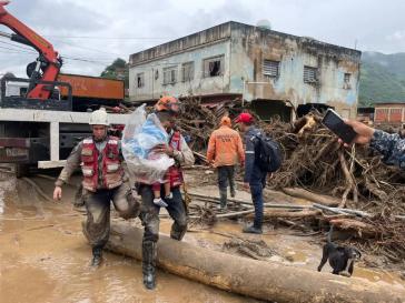 Seit Samstagabend im Dauereinsatz: Rettungskräfte in Las Tejerías