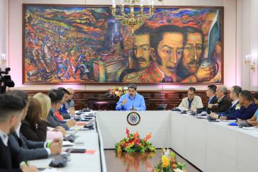 Maduro mit Mitgliedern seines Kabinetts, Parlamentariern und Kommunarden