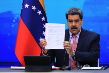 Präsident Maduro zeigt bei der Pressekonferenz am Mittwoch das mit der Hardliner-Opposition unterzeichnete Abkommen