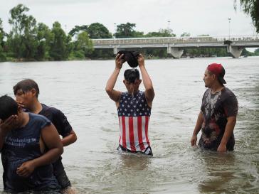 Migranten aus Venezuela baden im Fluss Suchiate, der die Grenze zwischen Mexiko und Guatemala markiert