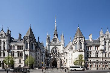 Fassade der Royal Courts of Justice in London, wo sich der High Court of England and Wales befindet