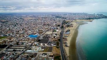 Luftaufnahme der Küstenstadt Manta in Ecuador
