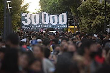 Demonstration für Erinnerung, Wahrheit und Gerechtigkeit in La Plata: "30.000 Gründe, um weiterzukämpfen"