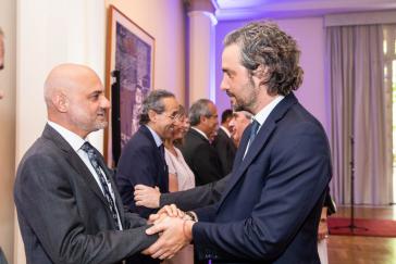 Indiens Botschafter Bhatia mit dem argentinischen Außenminister Santiago Cafiero