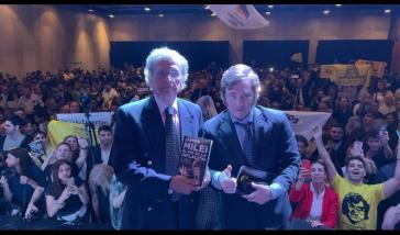 Referenz der "neuen Rechten": Javier Milei (re.). hier mit Alberto Benegas Lynch, bekannter neoliberaler Ökonom, bei der Buchmesse in Buenos Aires