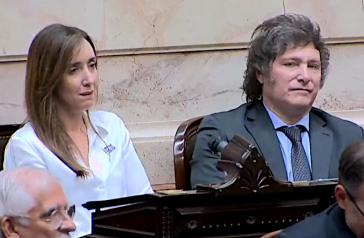 Milei und seine Vize Victoria Villarruel bei ihrer Bestätigung im Amt durch das Parlament am 29. November Milei und seine Vize Victoria Villarruel bei ihrer Bestätigung im Amt durch das Parlament am 29. November