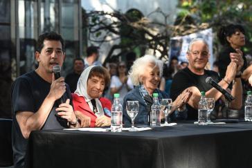 Innenminister de Pedro, Taty Almeida (Madres de Plaza de Mayo-Línea Fundadora), Estela de Carlotto (Abueles) und Pietragalla Corti (von li. nach re.) bei der Bundestagung für Menschenrechte