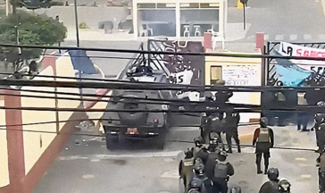Mit gepanzerten Fahrzeugen schaffte sich die Polizei Zutritt zum Campus (Screenshot)