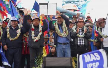 Präsident Arce und sein Vize David Choquehuanca bei der Versammlung sozialer Bewegungen in La Paz am 17. Oktober, die sich gegen Morales stellen