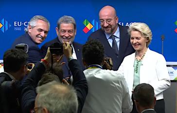 Gemeinsame Pressekonferenz zum Gipfelabschluss: (v.l.n.r.) Alberto Fernández, Ralph Gonsalves, Charles Michel, Ursula von der Leyen (Screenshot)