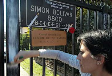 Provisorische Tafel am ehemaligen Vernichtungszentrum Simon Bolivar in der Gemeinde La Reina