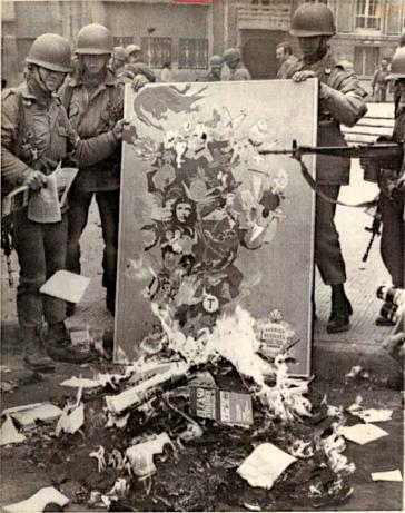 Nach dem Putsch zerstören Pinochets Soldaten das Bild und "kommunistische" Bücher