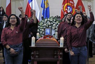 Junge Mitglieder der KP bei der Trauerfeier für Guillermo Teillier im Nationalkongress