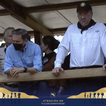 Wollen gemeinsam gegen Migrant:innen vorgehen, die illegal einreisen: Costa Ricas Präsident Chaves mit seinem Amtskollegen aus Panama, Laurentino Cortizo, im Grenzgebiet Darién