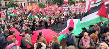 Demonstration in Buenos Aires: Es sei "unerhört", wie viele Kinder und Babys "Tag für Tag durch die wahllosen israelischen Bombenangriffe auf den Gazastreifen getötet werden"