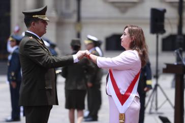 Präsidentin Dina Boluarte erhält in einem symbolischen Akt den Stab der Oberbefehlshaberin der Streitkräfte