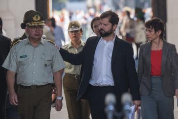 Schulterschluss zwischen Präsidenten Boric und dem Generaldirektor der Carabineros, Ricardo Yañez. Mit dem neuen Gesetz kann protestieren gefährlicher werden. Schulterschluss zwischen Präsidenten Boric und dem Generaldirektor der Carabineros, Ricardo Yañez. Mit dem neuen Gesetz kann protestieren gefährlicher werden.