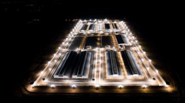 Das neue Gefängnis in Tecoluca, San Vicente bei Nacht. Die ursprünglich geplante Kapazität von 20.000 verdoppelte Bukele auf 40.000