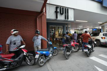 Lange Schlangen vor der staatlichen YPF in San Miguel de Tucumán, Argentinien Lange Schlangen vor der staatlichen YPF in San Miguel de Tucumán, Argentinien