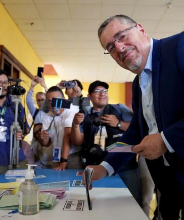 Überraschend in der Stichwahl: Bernardo Arévalo, hier bei der Stimmabgabe Überraschend in der Stichwahl: Bernardo Arévalo, hier bei der Stimmabgabe
