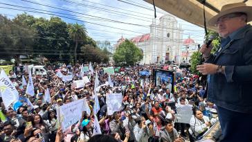 Tausende kamen zu den Auftaktkundgebungen des Wahlkampfs von Semilla. Am Mikrophon Bernardo Arévalo