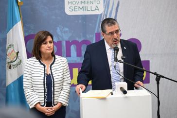 "Wir sind Zeugen eines laufenden Staatsstreichs": Bernardo Árevalo und Karin Herrera bei der Pressekonferenz am Freitag