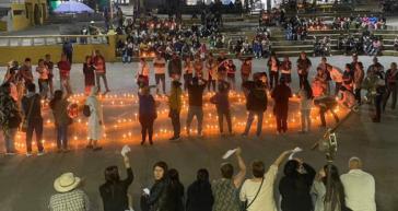 Mahnwache von Gemeindemitgliedern im Stadtzentrum von Samaniego am Abend des 7. August
